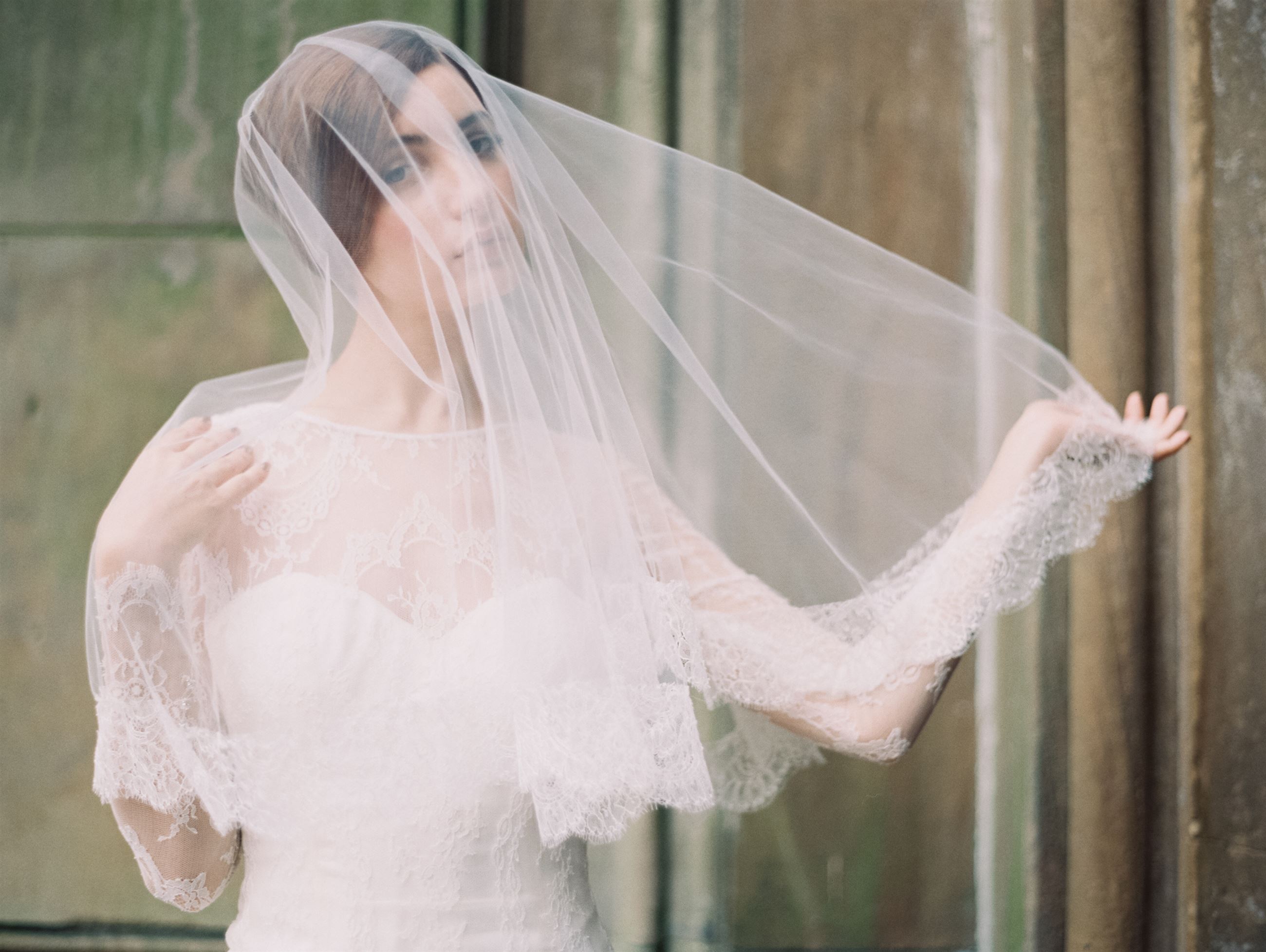 Bride wearing wedding veil. Mobile Image